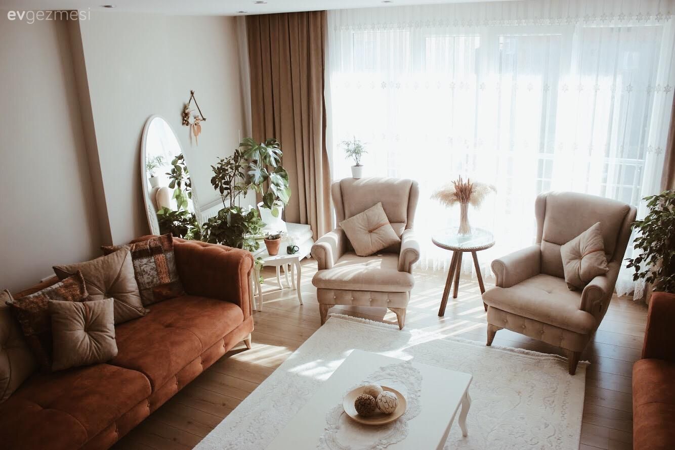 Salon, Bohem Dekorasyon, Bej, Turuncu, Krem, Koltuk takımı, Modern chesterfield, Orta sehpa, Sehpa, Halı, Salon halısı, Kırlent, Ev tekstili, Ev bitkisi, Fon perde, Perde, Tül perde, Beyaz, Yan sehpa, Ayna