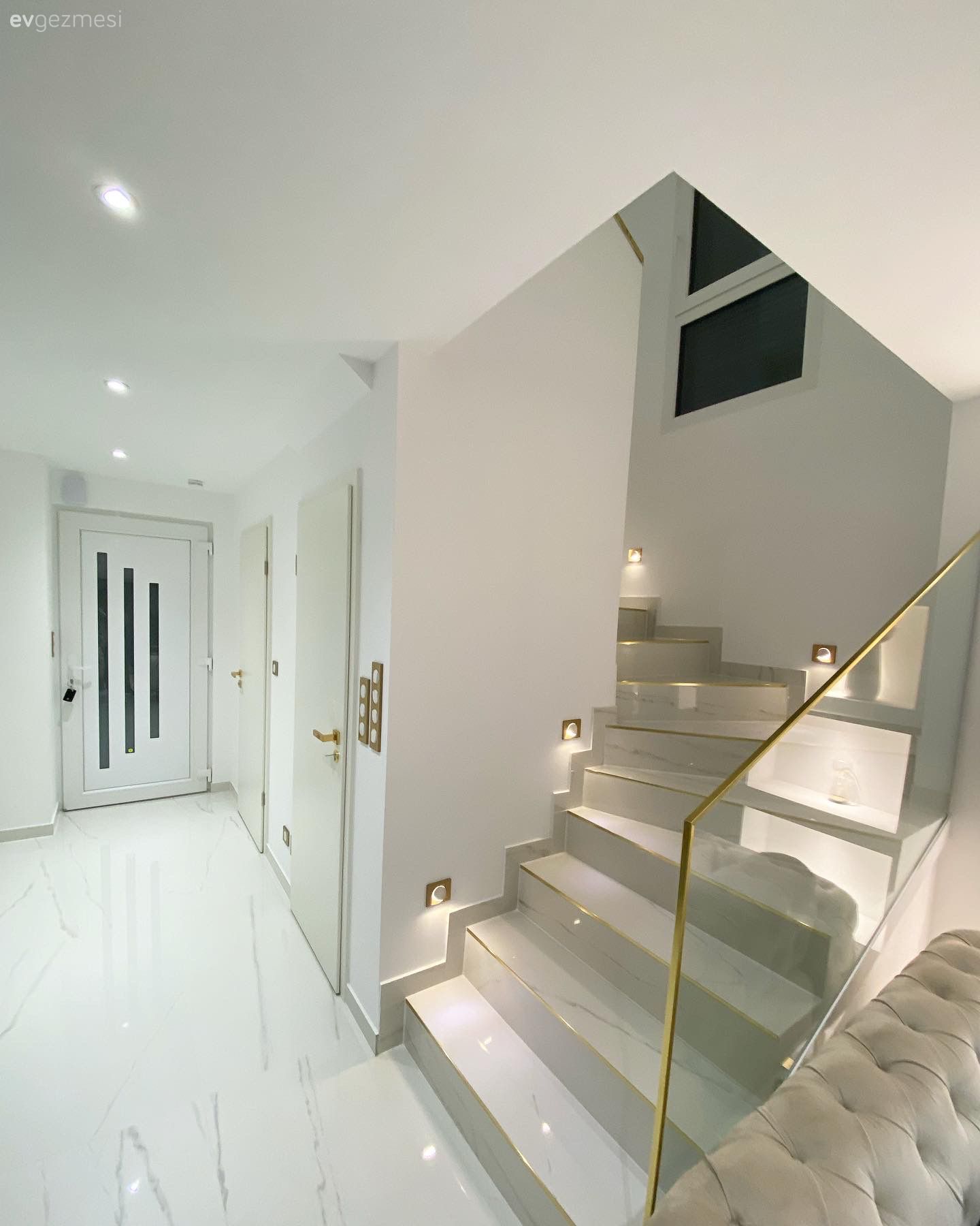 Merdiven, Led aydınlatma, Aydınlatma, Altın, Duvar Nişleri, Alçıpan tv ünitesi, Tv ünitesi, Bej, Beyaz, Antre, Spot aydınlatma