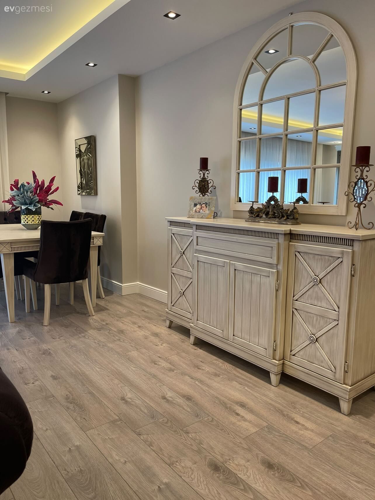 Salon, Beyaz, Krem, Konsol, Konsol üzeri dekoratif objeleri, Pencere duvar dekoru, Duvar dekorasyonu, Parke, Sandalye, Yemek masası, Spot aydınlatma, Aydınlatma, Led aydınlatma, Şamdan, Ev Aksesuar, Vazo, Çiçekler