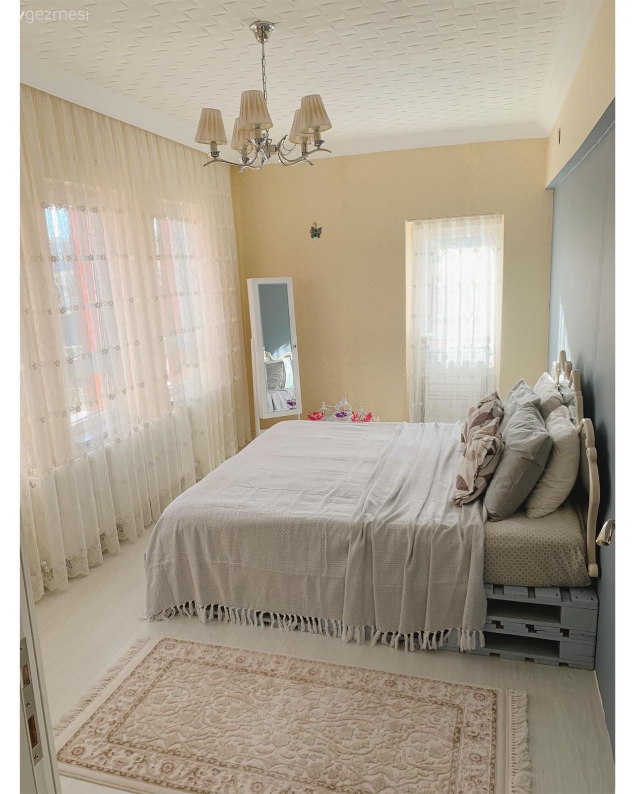 Yatak Odası, Beyaz, Mavi, Bej, Mavi duvar, Yatak başlığı, Tül perde, Perde, Bohem Dekorasyon, Palet, Halı, Boy aynası, Ayna, Avize, Aydınlatma