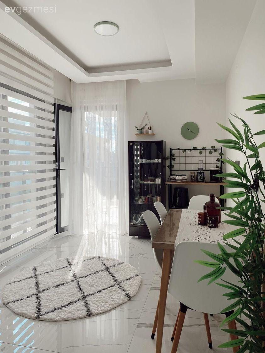 Mutfak, Modern mutfak, Beyaz, Siyah, Sandalye, Yemek masası, Ekstra mutfak dolabı, Mutfak perdesi, Mutfak halısı, Ev bitkisi