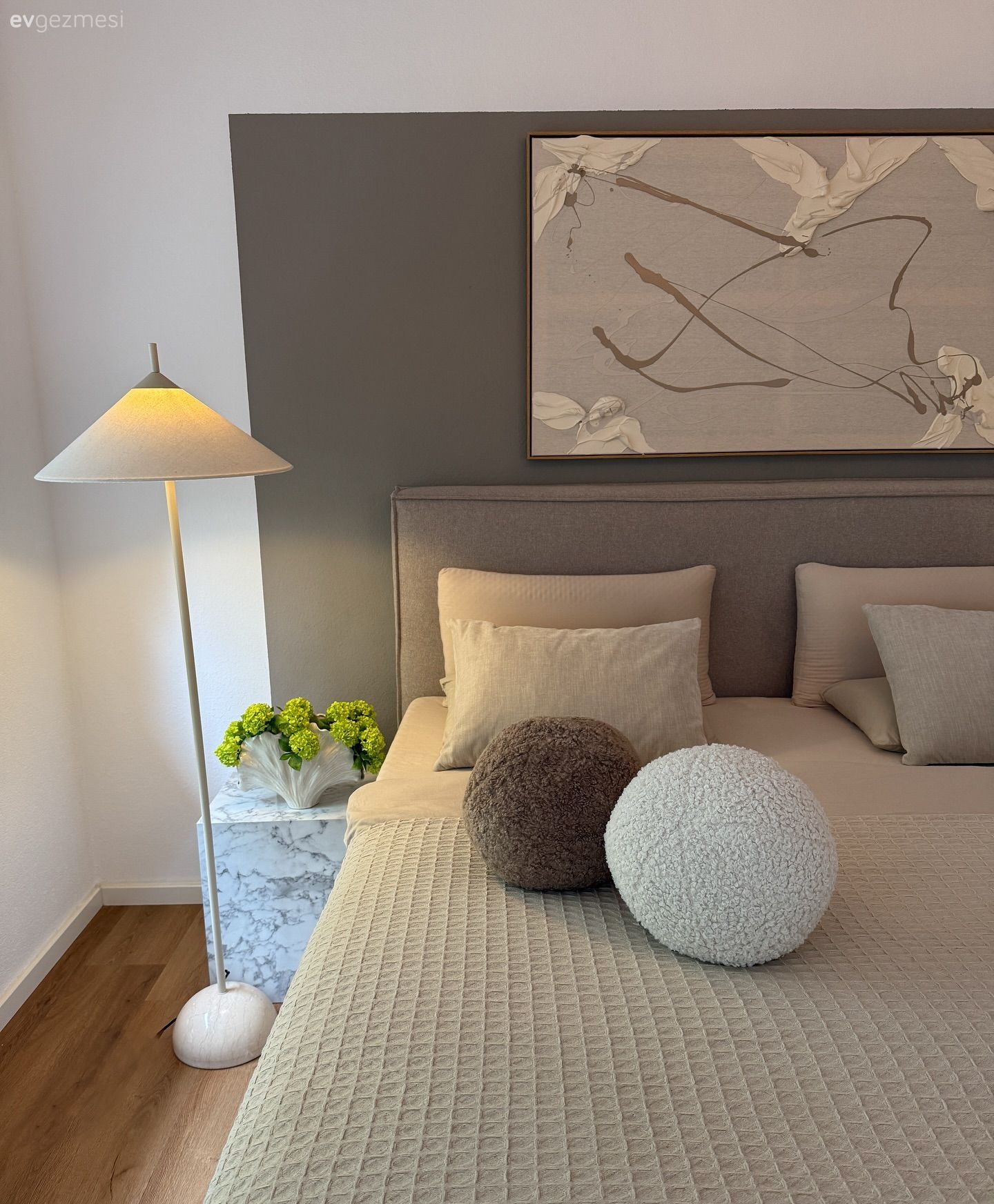 Yatak Odası, Beyaz, Vizon, Gri, Bej, Modern, Yatak başlığı, Yatak odası duvar dekorasyonu, Tablo, Duvar dekorasyonu, Komodin, Abajur, Aydınlatma, Lambader, Yatak örtüsü
