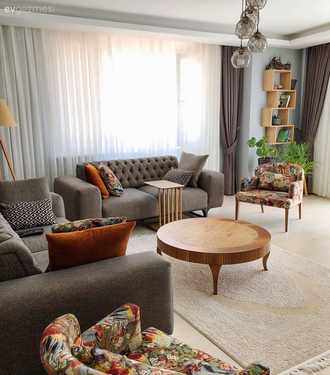 Salon, Gri, Modern, Ahşap Mobilya, Turuncu, Çiçekli desen, Desenler, Koltuk takımı, Orta sehpa, Sehpa, Fon perde, Perde, Tül perde, Yan sehpa, Kitaplık, Berjer, Halı, Salon halısı, Ev bitkisi, Kırlent, Ev tekstili, Avize, Aydınlatma, Salon avizesi