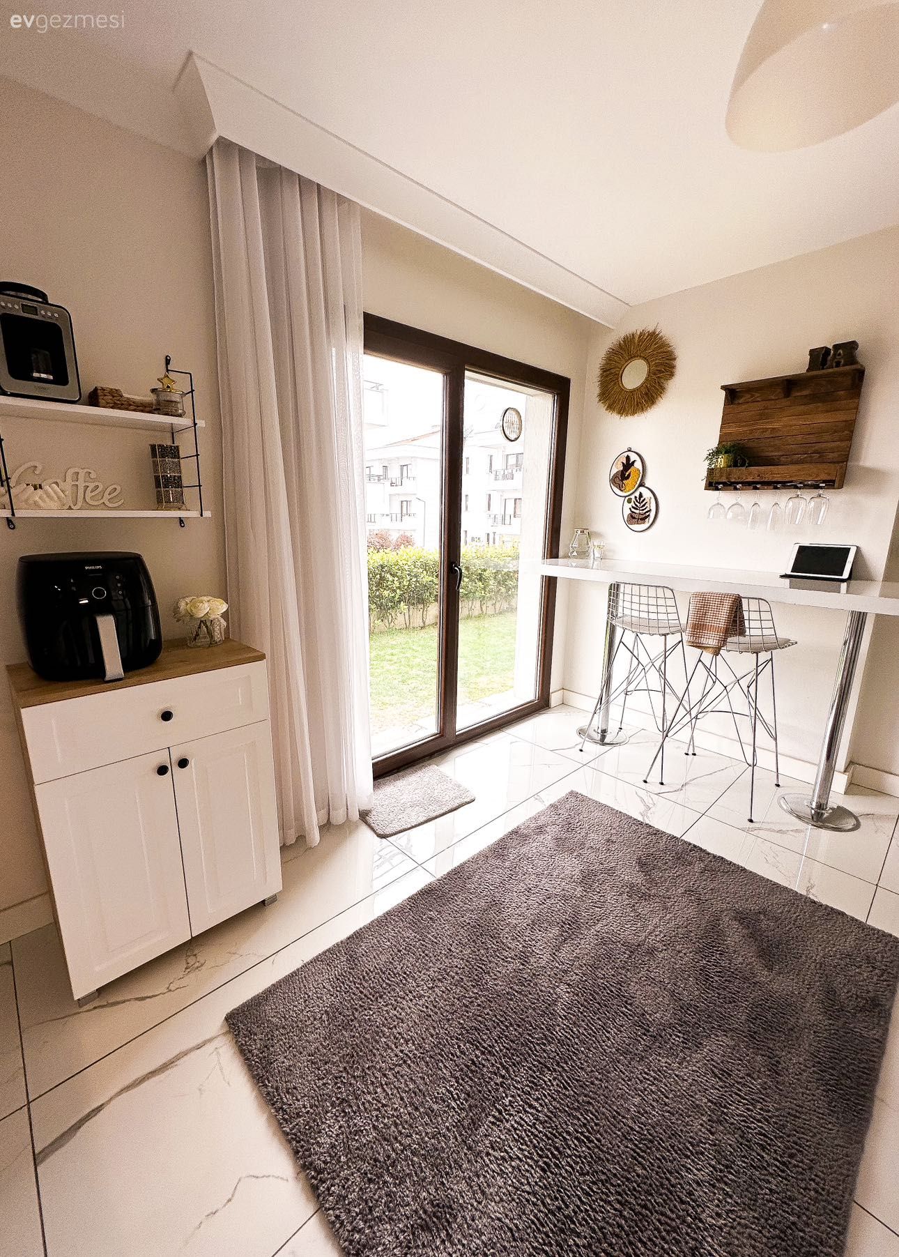 Mutfak, Beyaz, Gri, Siyah, Mutfak tezgahı, Mutfak tezgah arası, Ekstra mutfak dolabı, Mutfak aksesuarları, Kahve köşesi, Mutfak perdesi