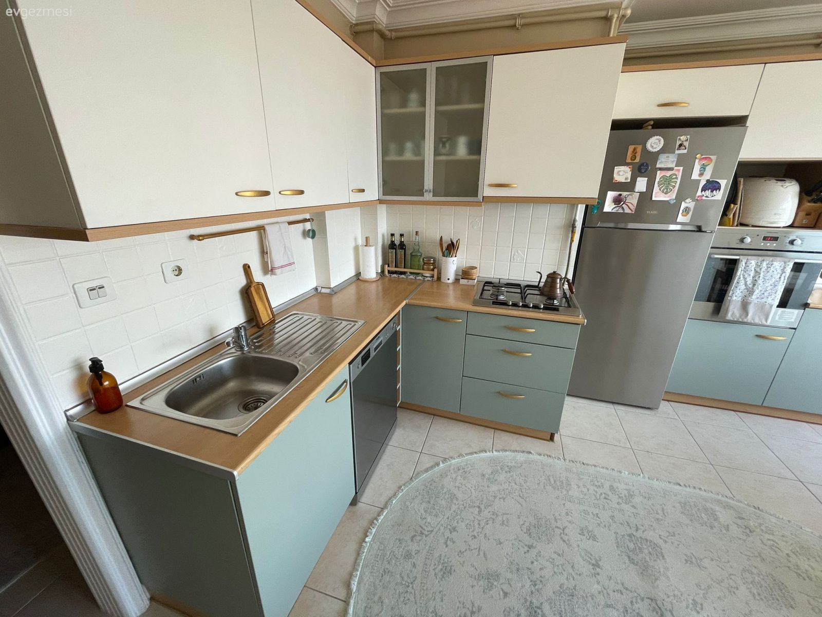 Mutfak, Mutfak boyama, Mobilya boyama, Mavi, Beyaz, Ahşap Mobilya, Mutfak tezgahı, Ahşap mutfak tezgahı, Mutfak tezgah arası, Mutfak masası, Sandalye, Mutfak rafı, Ev bitkisi, Mutfak aksesuarları