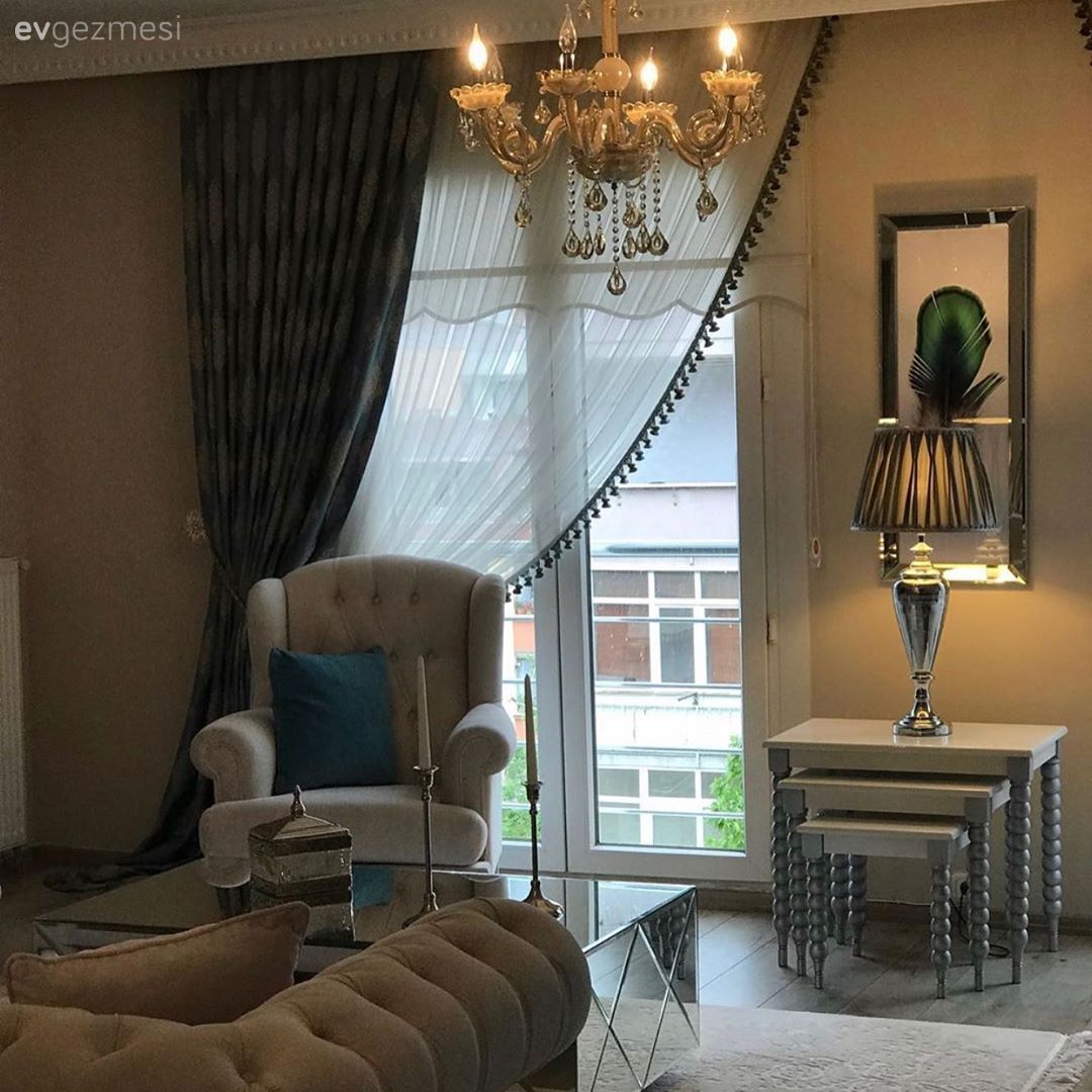 Salon, Modern klasik, Beyaz, Gri, Yeşil, Fon perde, Perde, Tül perde, Berjer, Modern chesterfield, Zigon sehpa, Sehpa, Abajur, Aydınlatma, Tablo, Duvar dekorasyonu, Avize, Salon avizesi, Orta sehpa, Aynalı mobilya, Ayna, Şamdan, Ev Aksesuar