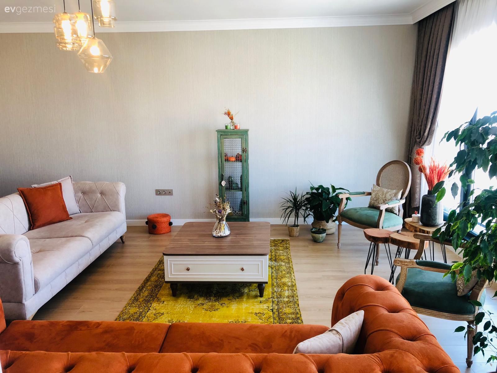 Salon, Beyaz, Turuncu, Sarı, Yeşil, Koltuk takımı, Kırlent, Ev tekstili, Salon halısı, Halı, Orta sehpa, Sehpa, Avize, Aydınlatma, Berjer, Yan sehpa, Vazo, Ev Aksesuar
