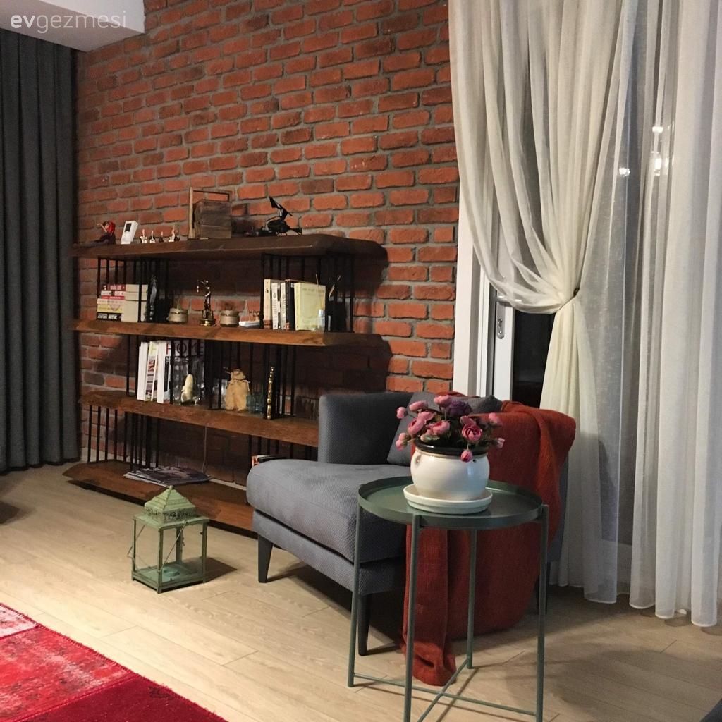 Salon, Rustik, Tuğla duvar, Kitaplık, Berjer, Yan sehpa, Sehpa, Tül perde, Perde, Halı, Fener, Ev Aksesuar, Fon perde, Kırmızı, Beyaz, Gri