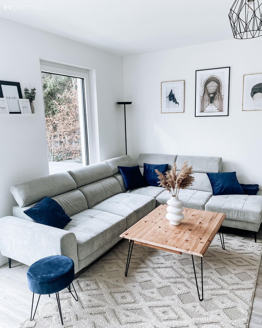 Salon, Modern, Gri, Beyaz, Vizon, Parlament mavisi, Köşe koltuk, Koltuk takımı, Orta sehpa, Sehpa, Halı, Salon halısı, Tv ünitesi, Tv ünitesi aksesuarları, Ev Aksesuar, Tablo, Duvar dekorasyonu, Parke, Avize, Aydınlatma, Salon avizesi, Kırlent, Ev tekstili