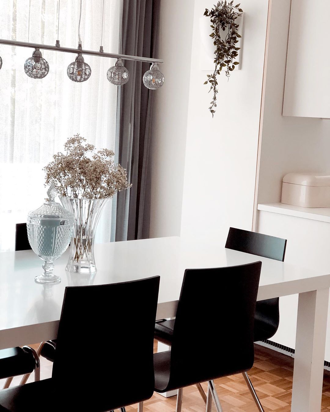 Beyaz, Siyah, Antrasit  , Yemek odası avizesi, Yemek masası, Sandalye, Vazo, Ev Aksesuar, Çiçekler, Parke, Fon perde, Perde, Tül perde