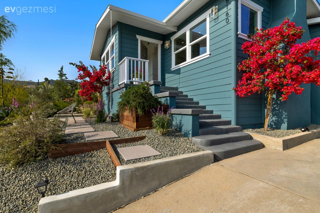 100 M2'lik Bu Mavi Evin İçinde Alkışlanacak Birçok Fikir Var