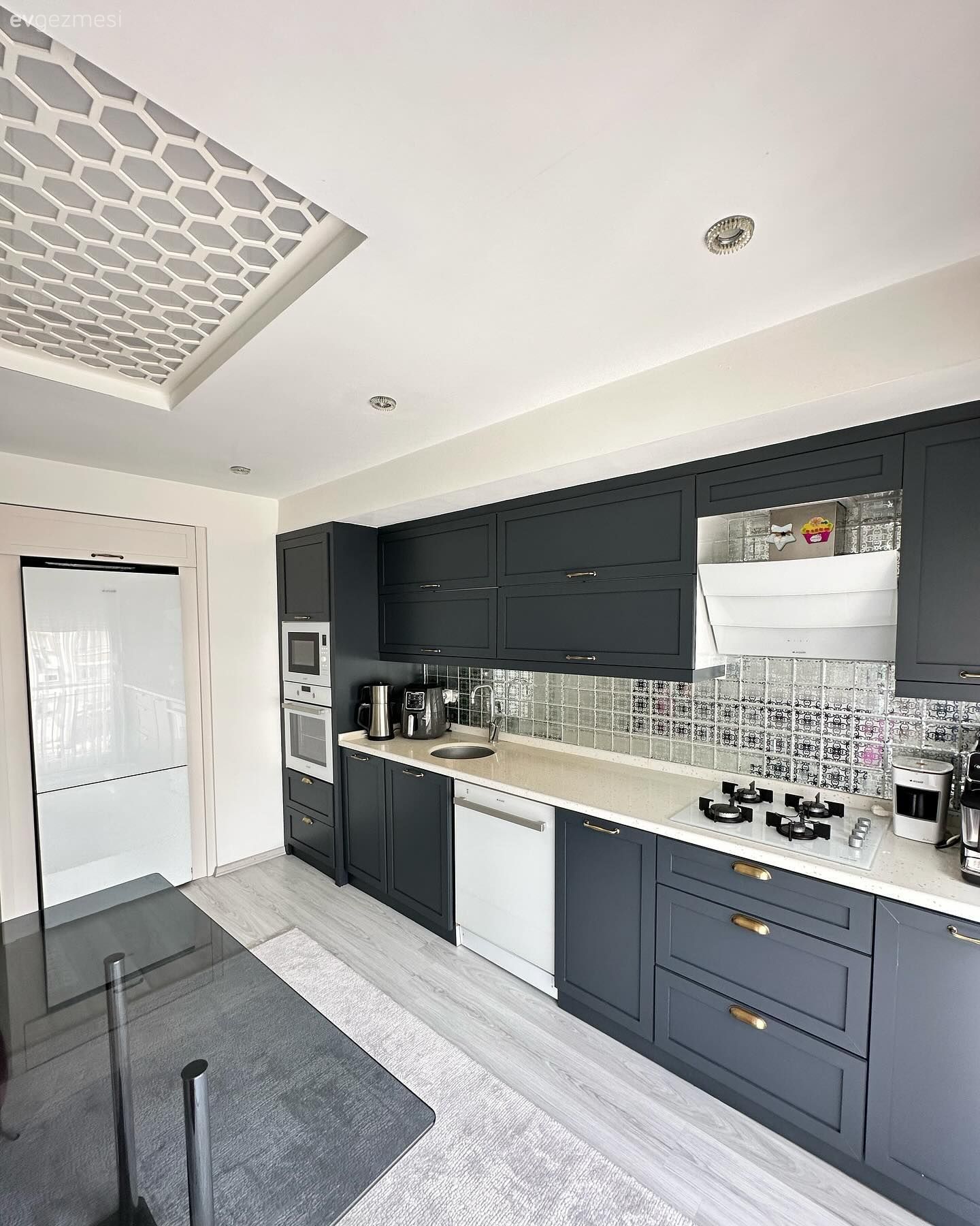 Öncesi&Sonrası: Antrasit Rengiyle Yepyeni Bir Suret Kazanan Mutfak!