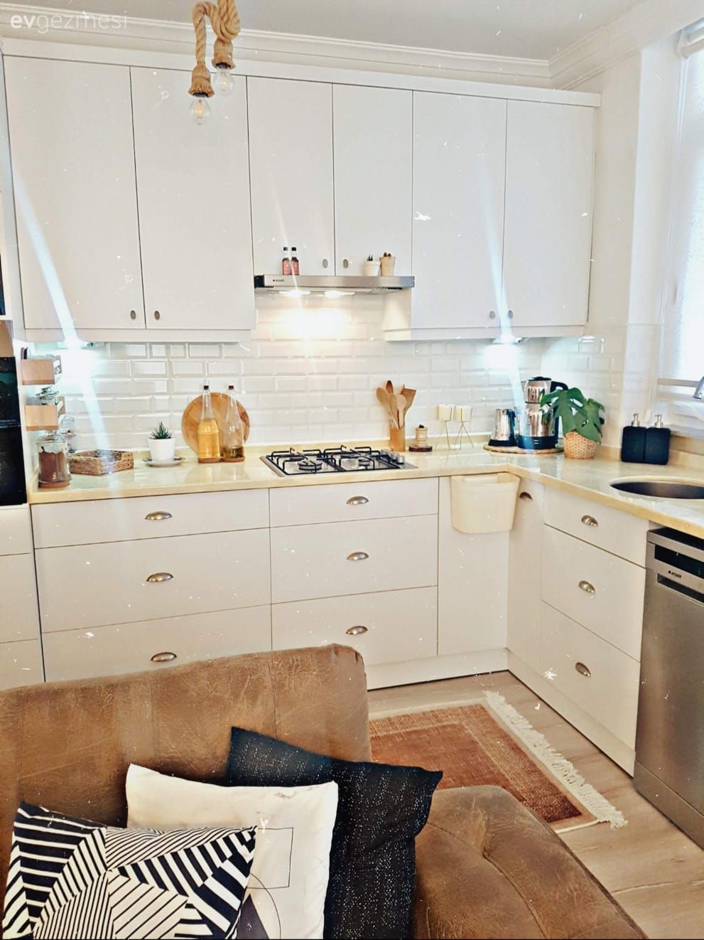 Mutfak, Beyaz mutfak, Beyaz, Mutfak tezgahı, Mutfak tezgah arası, Tezgah arası seramik, Mutfak aksesuarları