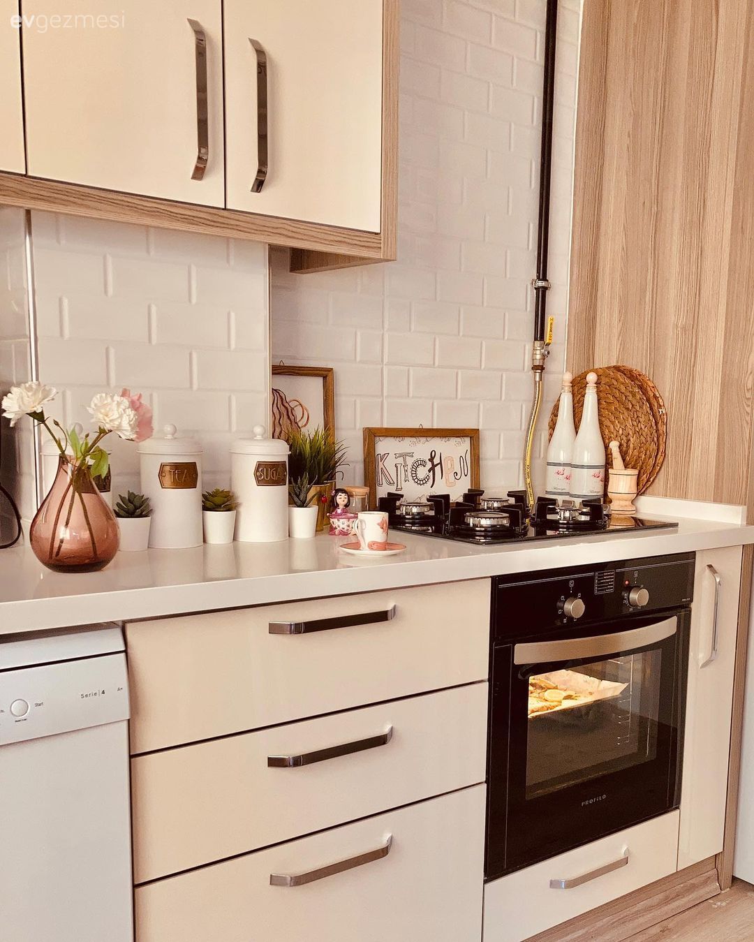 Mutfak, Beyaz, Krem, Siyah, Mutfak tezgahı, Mutfak tezgah arası, Tezgah arası seramik, Metro seramik, Seramik, Mutfak aksesuarları