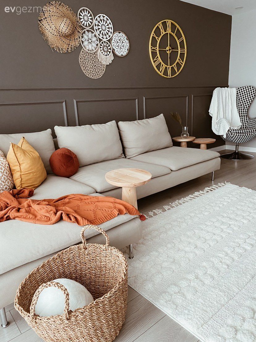 Salon, Modern, Bohem Dekorasyon, Gri duvar, Vizon, Koltuk takımı, Duvar çıtalama, Duvar dekorasyonu, Metal duvar saati, Kırlent, Ev tekstili, Hardal, Turuncu, Avize, Aydınlatma, Vazo, Ev Aksesuar, Beyaz, Halı, Hasır sepet