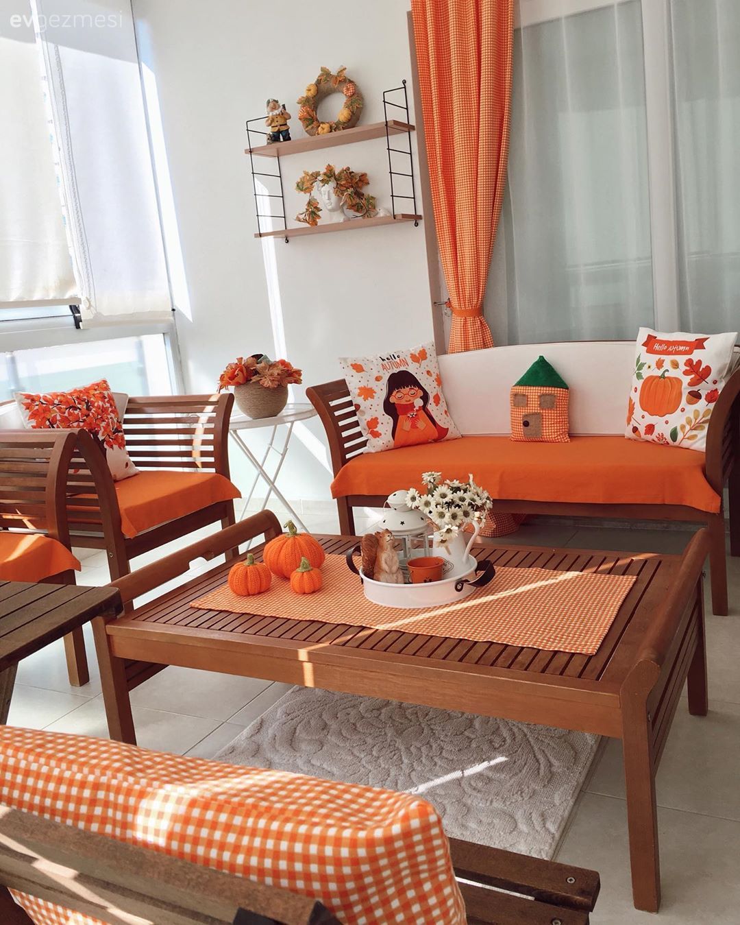 Balkon, Kış bahçesi, Turuncu, Beyaz, Balkon oturma grubu, Ahşap Mobilya, Balkon perdesi, Kırlent, Ev tekstili, Balkon masası, Balkon duvar dekorasyonu, Balkon halısı, Ekose desen, Desenler, Çiçekler