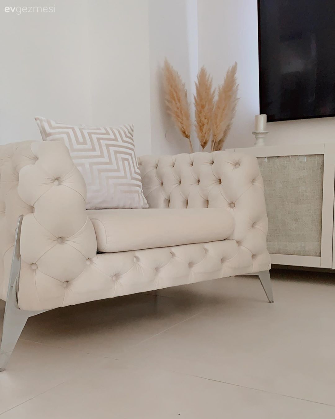 Eski Mobilyalara Veda Eden Bu Evde Açık Renkler Yine Baş Köşede!