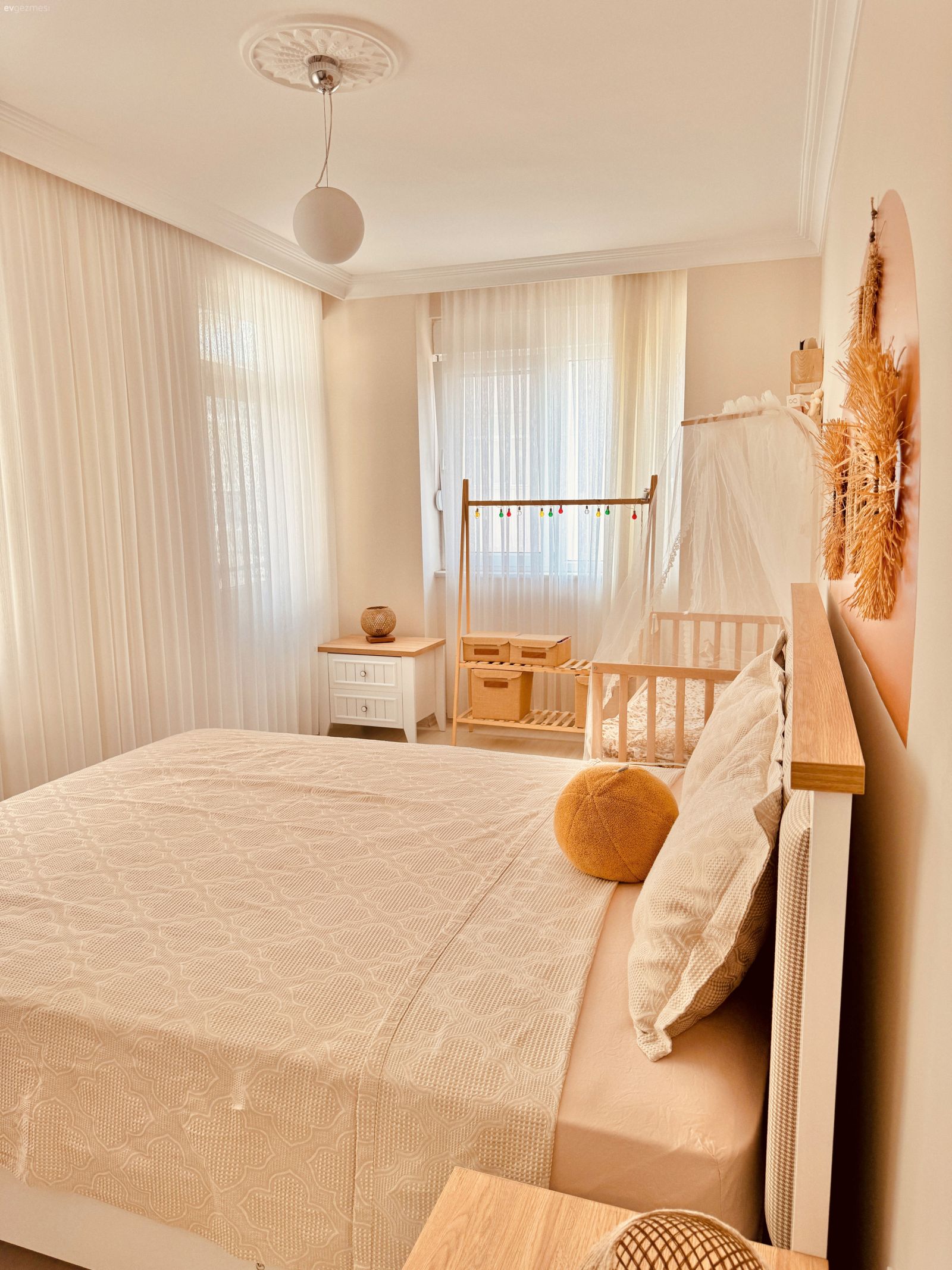 Yatak Odası, Beyaz, Ahşap Mobilya, Yatak odası duvar dekorasyonu, Tül perde, Perde, Beşik, Bebek odası, Komodin, Krem, Bej, Hardal