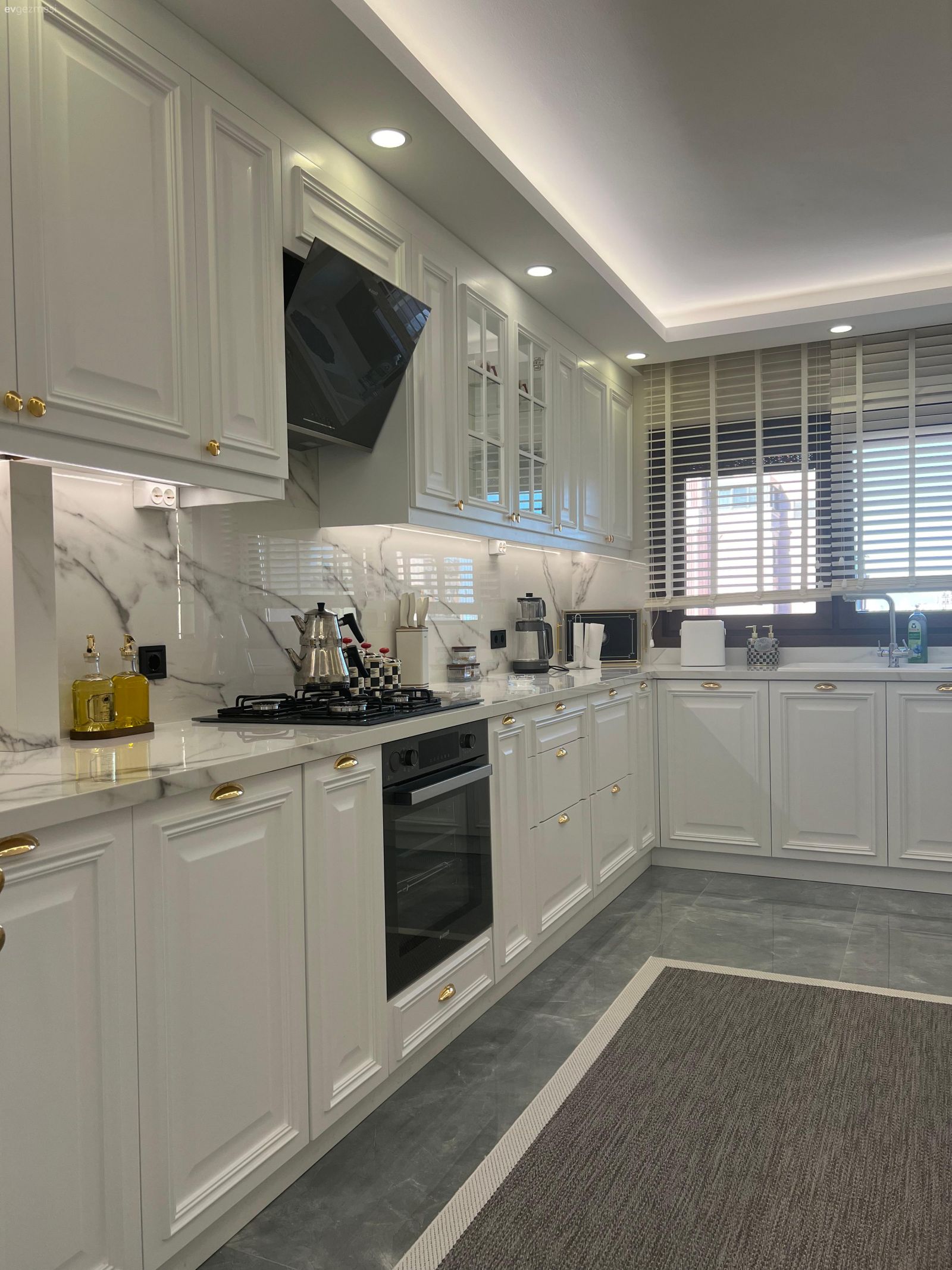 Mutfak, Country, Country mutfak, Beyaz, Siyah, Mutfak tezgahı, Mutfak tezgah arası, Tezgah arası seramik, Shaker kapaklı dolaplar, Spot aydınlatma, Aydınlatma, Mutfak perdesi, Jaluzi