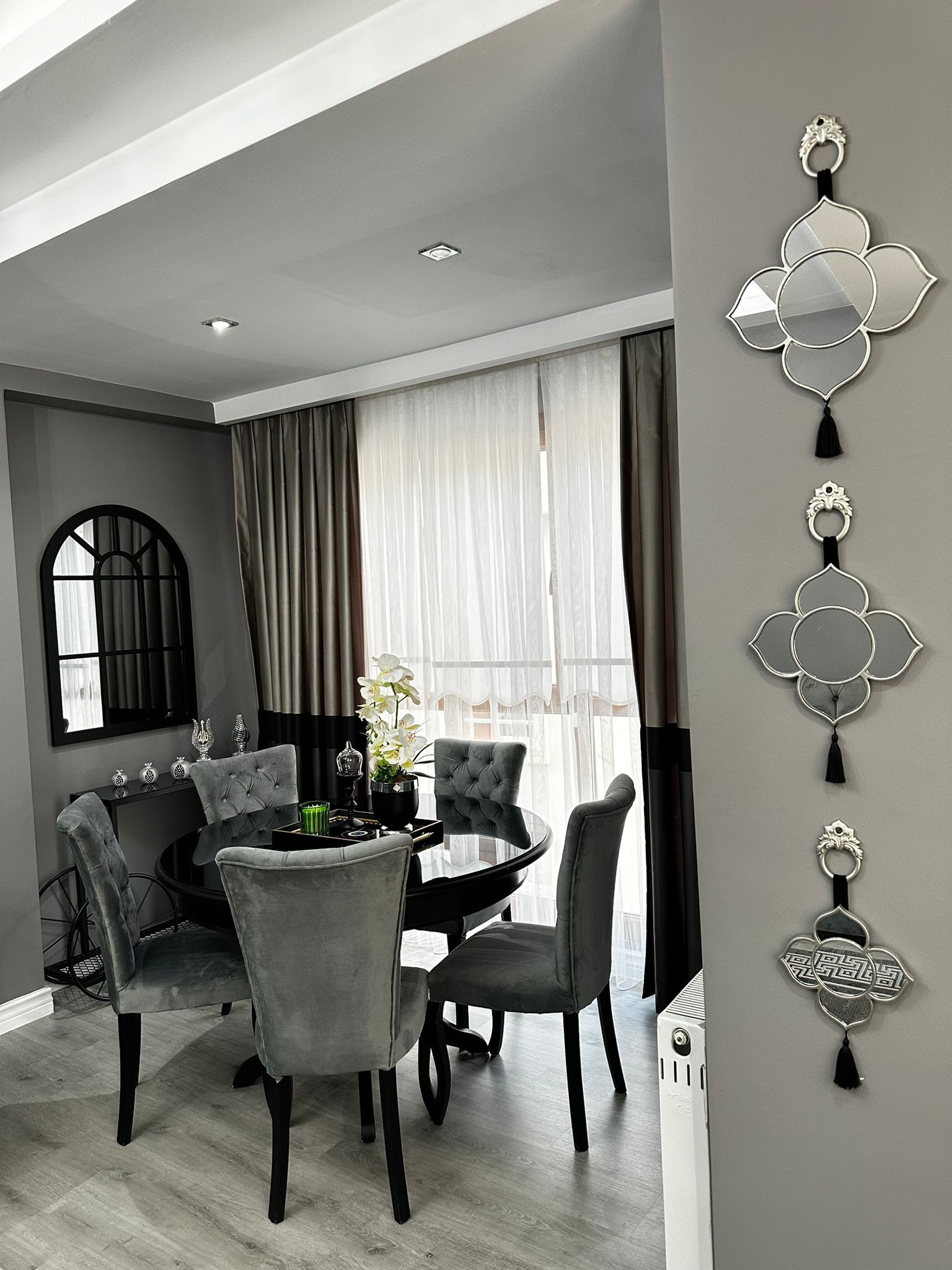 Bu Evde Siyahın Karamsarlığı Beyazın Ferahlığına Karışmış!