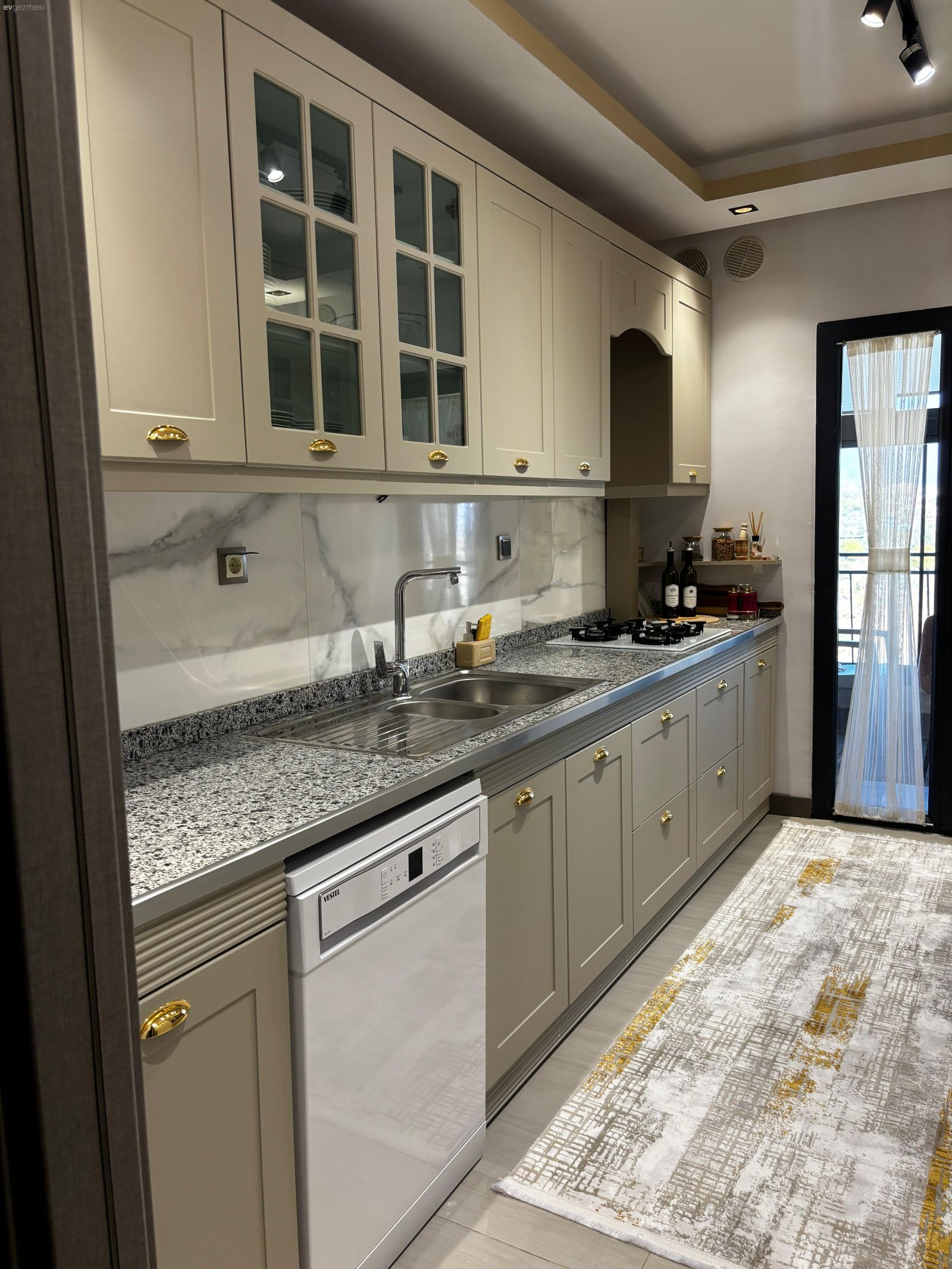 Bu Toki Evinde Mutfak Tek Duvardan Koridor Tipine Geçmiş