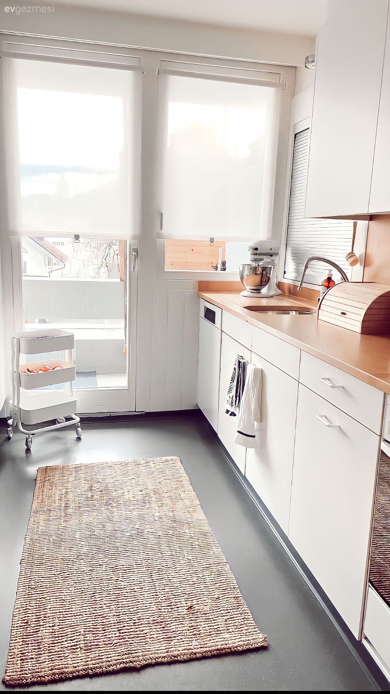 Mutfak, Beyaz, İskandinav, Ahşap mutfak tezgahı, Mutfak tezgahı, Jüt halı, Halı, Kulpsuz mutfak dolabı, Mutfak perdesi, Zebra Perde, Perde, Mutfak aksesuarları