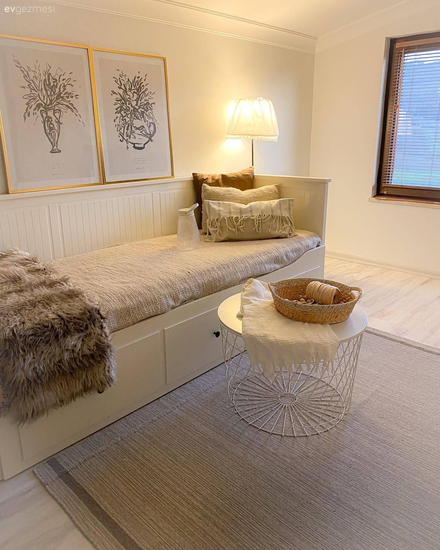 Çatı katı, Dubleks evler, Beyaz, Sedir, Jüt halı, Halı, Hasır sepet, Kırlent, Ev tekstili, Parke, Sarkıt, Aydınlatma, Abajur, Tablo, Duvar dekorasyonu, Yan sehpa, Sehpa