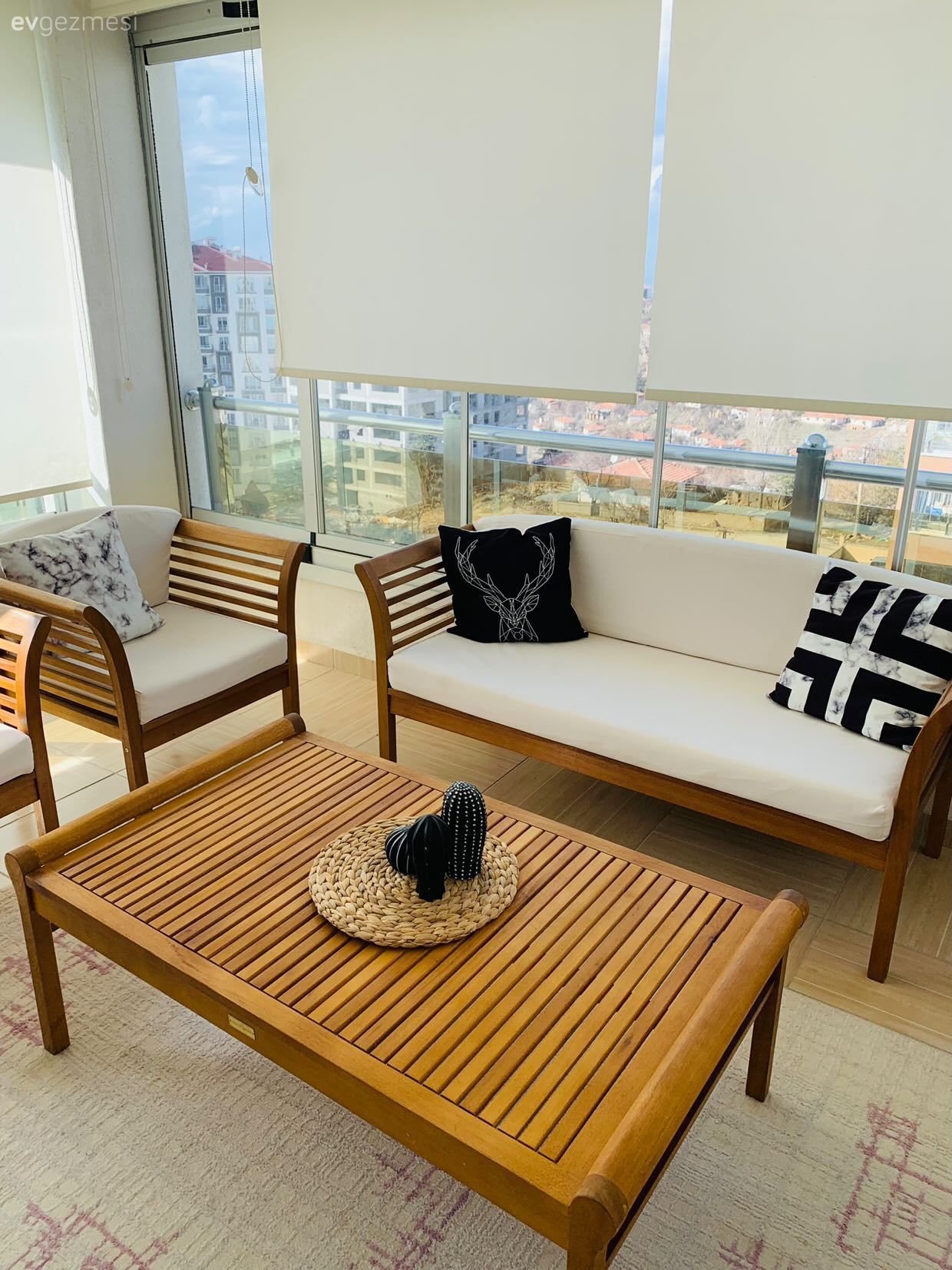 Balkon, Beyaz, Ahşap Mobilya, Balkon masası, Sandalye, Balkon halısı, Balkon perdesi, Ev bitkisi, Siyah- Beyaz, Kırlent, Ev tekstili