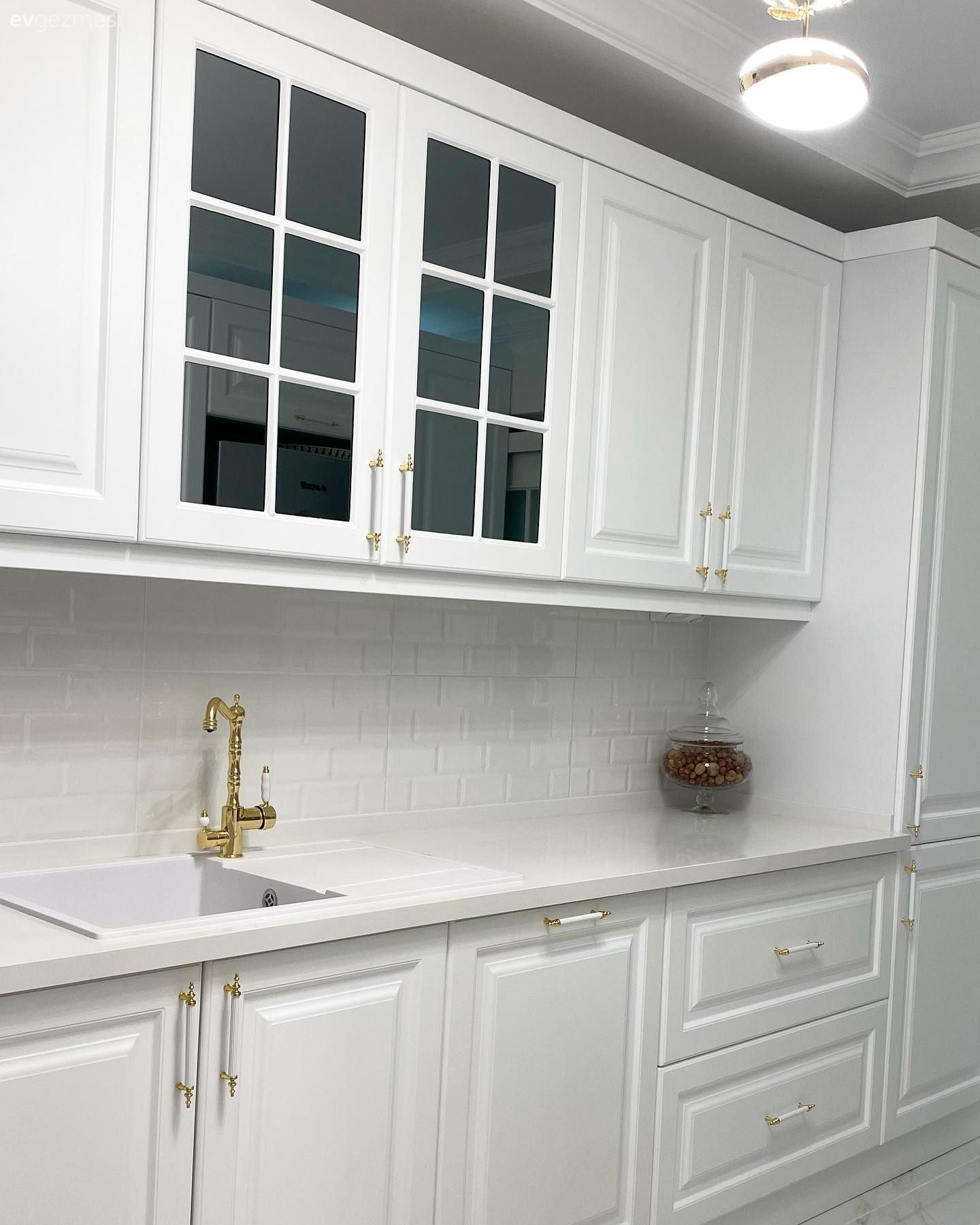 Yuvarlak Hatlı Mobilyalar Beyaz Mutfağın Samimiyet Kaynağı!