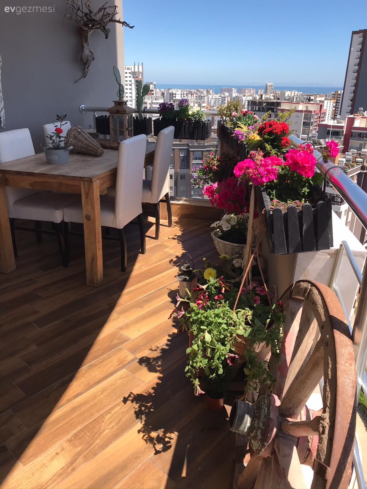 Balkon, Ahşap Mobilya, Beyaz, Pembe, Balkon masası, Sandalye, Saksı, Balkon çiçekleri, Balkon avizesi, Balkon zemini