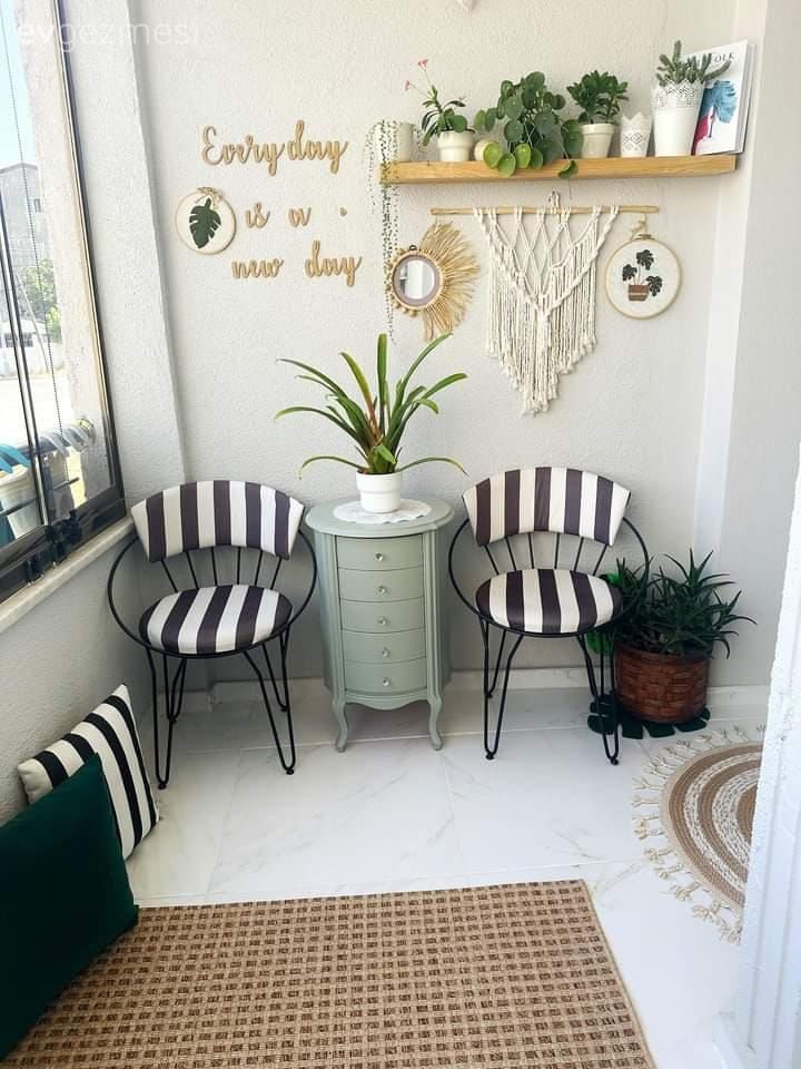 Balkon, Beyaz, Siyah, Çizgili desen, Desenler, Balkon duvar dekorasyonu, Ev bitkisi, Balkon halısı