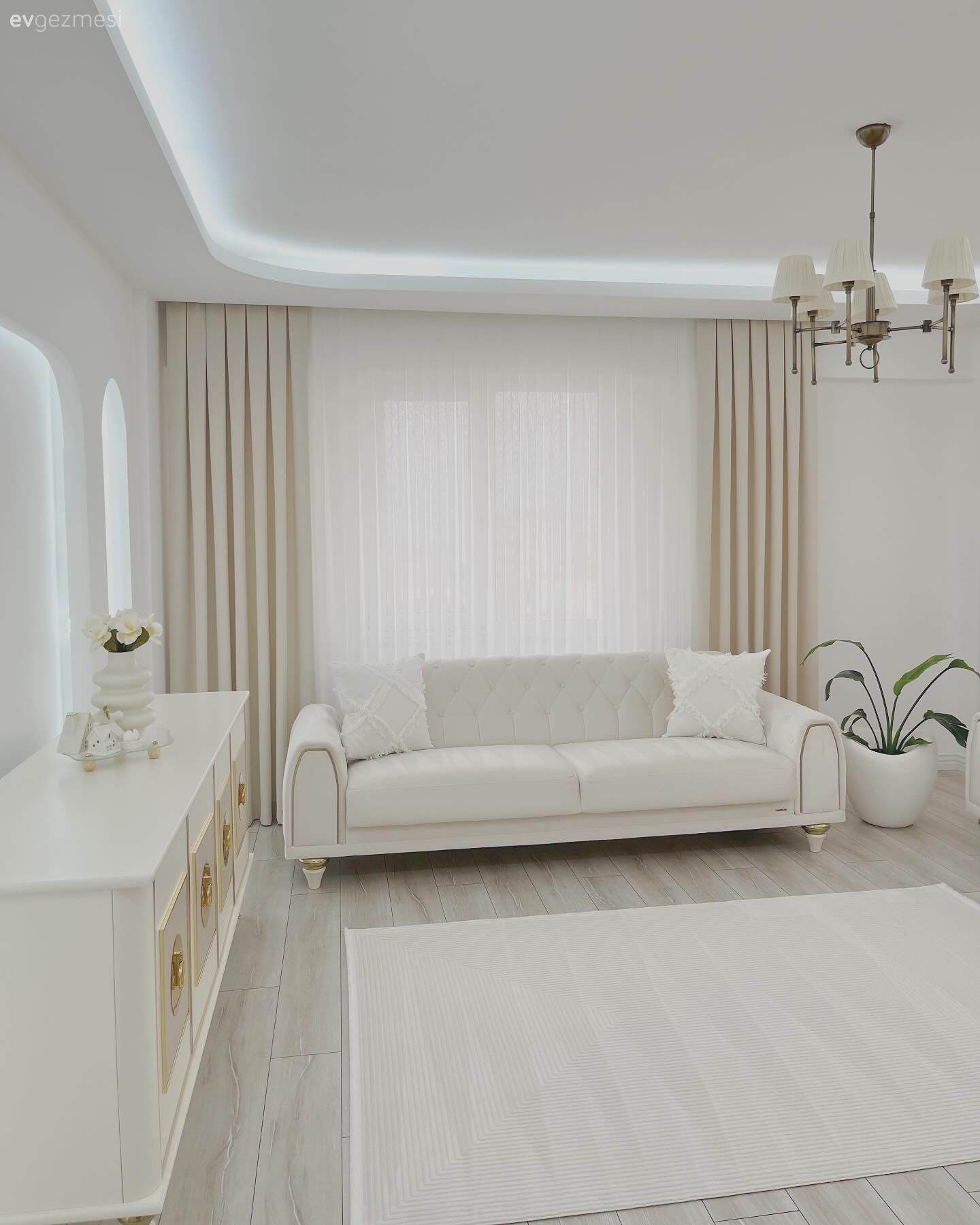 Salon, Modern, Beyaz, Krem, Koltuk takımı, Bej, Fon perde, Perde, Tül perde, Halı, Salon halısı, Avize, Aydınlatma, Salon avizesi, Saksı, Ev bitkisi, Kırlent, Ev tekstili, Dekoratif Objeler, Konsol, Konsol üzeri dekoratif objeleri, Duvar Nişleri