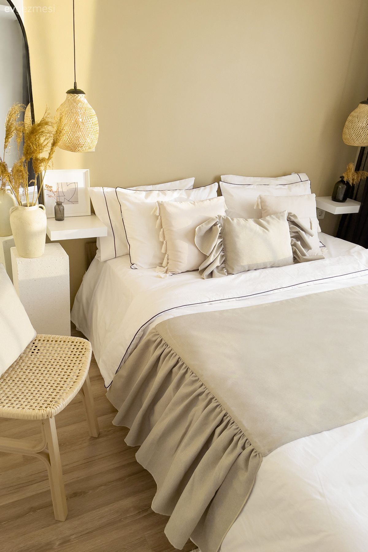 Yatak Odası, Beyaz, Krem duvar, Vizon, Tül perde, Perde, Avize, Aydınlatma, Yatak örtüsü, Halı, Komodin, Konsol