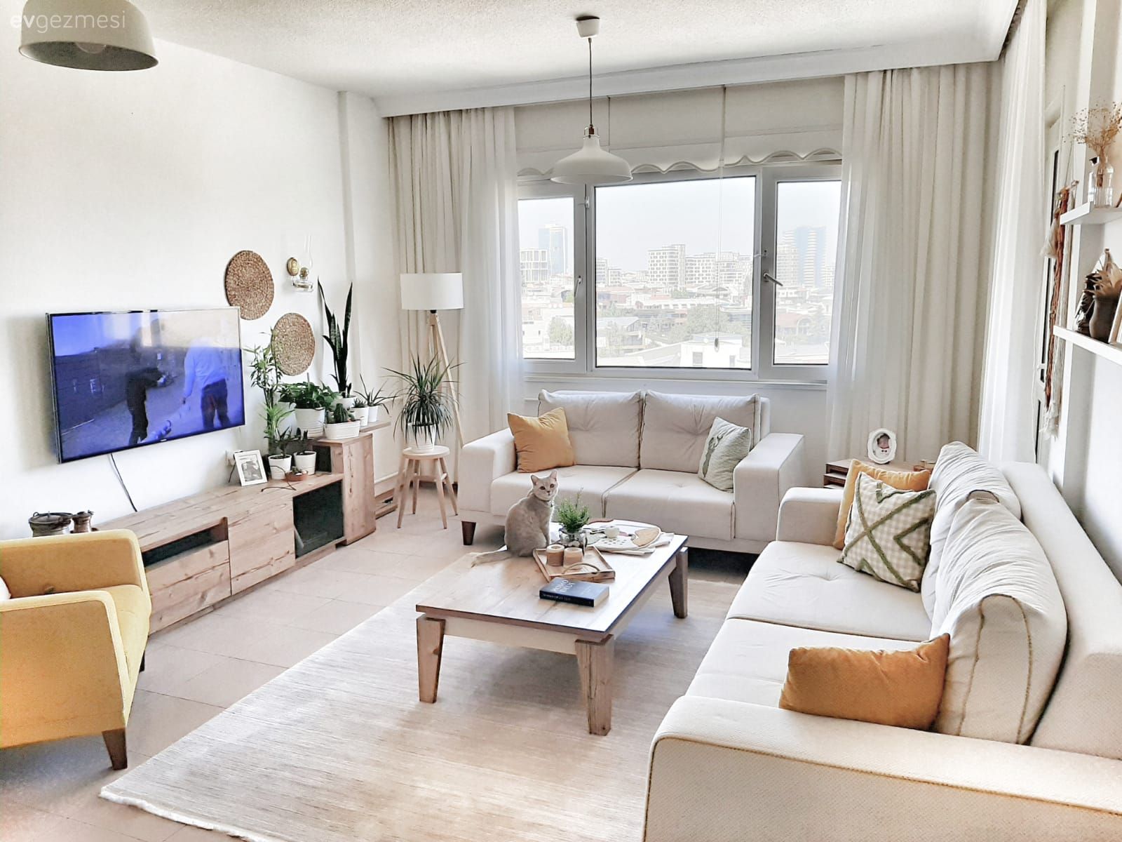 Salon, Bohem Dekorasyon, Krem, Turuncu, Koltuk takımı, Berjer, Halı, Salon halısı, Tv ünitesi, Tv ünitesi aksesuarları, Ev Aksesuar, Fon perde, Perde, Tül perde, Lambader, Aydınlatma, Orta sehpa, Sehpa, Kırlent, Ev tekstili, Duvar rafı, Duvar dekorasyonu