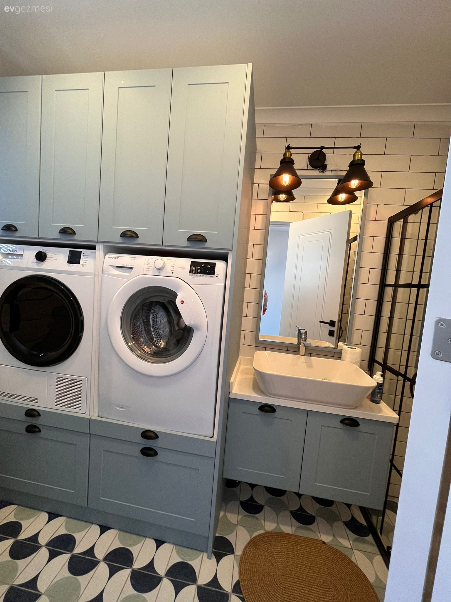 Bu Üç Katlı Evi Mimarlar Yarım Bırakınca İş Ev Sahibine Kalmış!