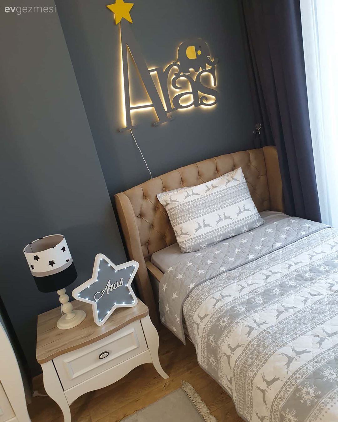 Çocuk Odası, Gri, Beyaz, Sarı, Gri duvar, Komodin, Çocuk odası duvar dekorasyonu, Led aydınlatma, Aydınlatma, Abajur