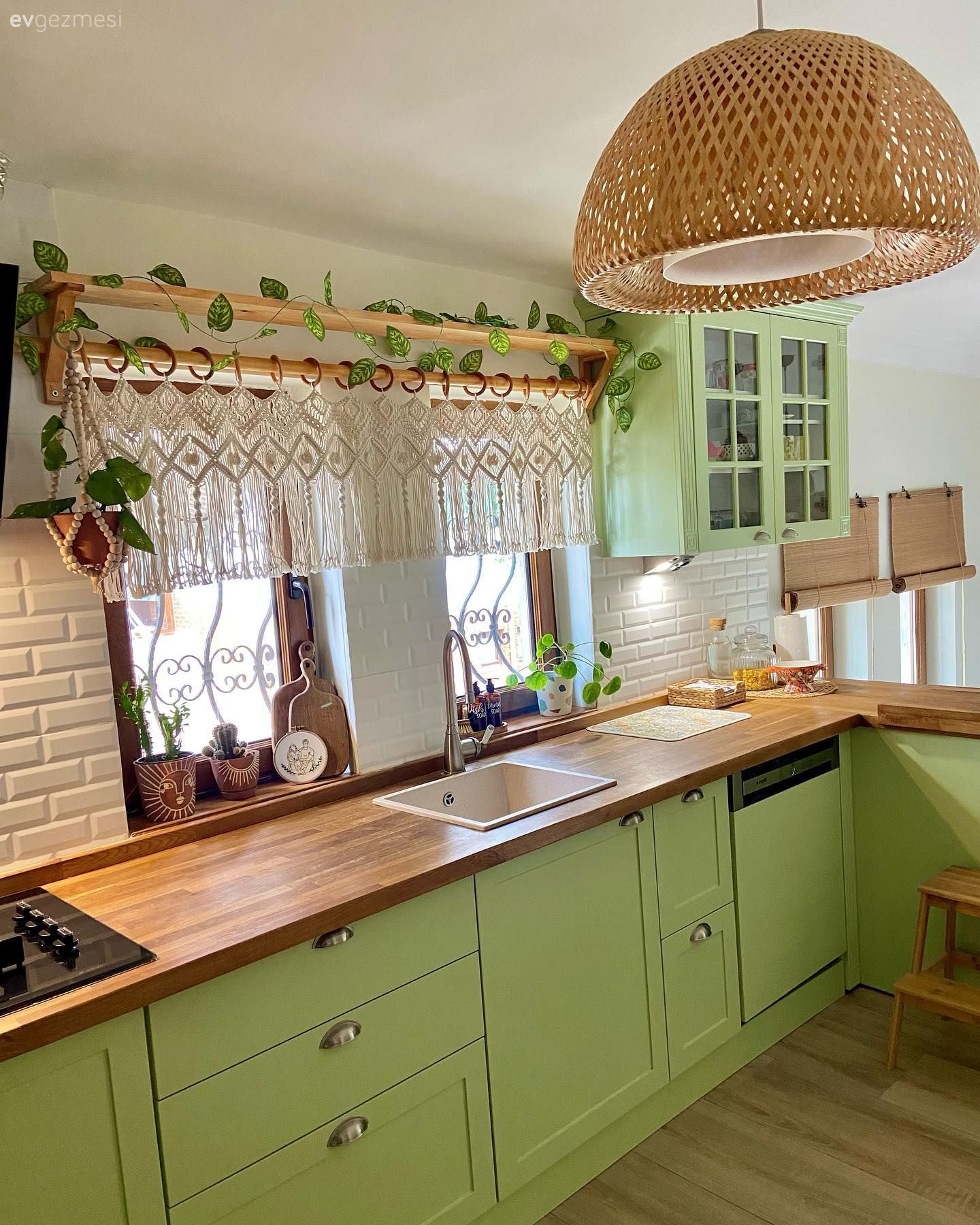 Mutfak, Country, Country mutfak, Yeşil, Ahşap mutfak tezgahı, Mutfak tezgahı, Shaker kapaklı dolaplar, Mutfak perdesi, Makrome perde, Hasır avize, Parke, Mutfak aksesuarları, Pencere önü eviye, Eviye 