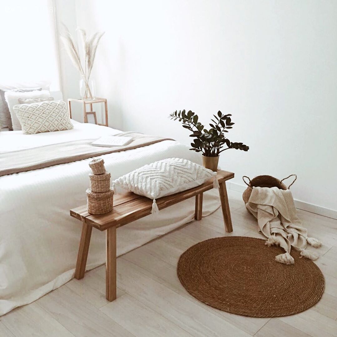 Yatak Odası, Beyaz, Bej, Yatak başlığı, Yatak örtüsü, Yatak odası halısı, Halı, Pampas otu, Tül perde, Perde, Jüt halı, Yuvarlak halı