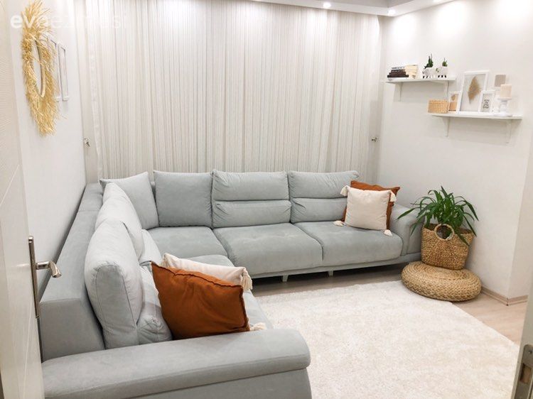 Salon, Bohem Dekorasyon, Modern, Köşe koltuk, Koltuk takımı, Gri, Beyaz, Turuncu, Duvar rafı, Duvar dekorasyonu, Ev bitkisi, Saksı, Halı, Salon halısı