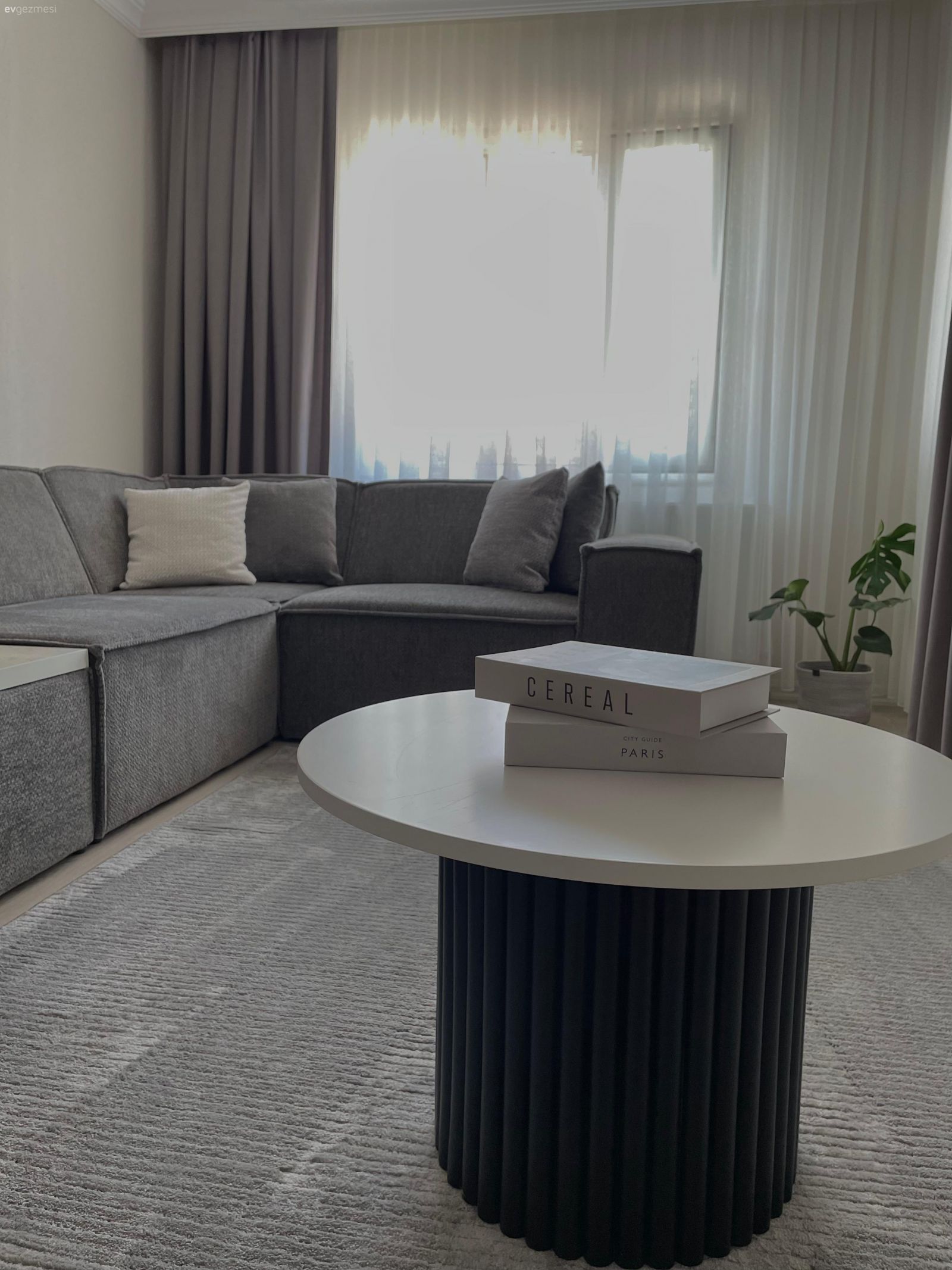 Bu İzmir Evinde Sade Parçalar Küçük Vurgularla Hareket Kazanmış!