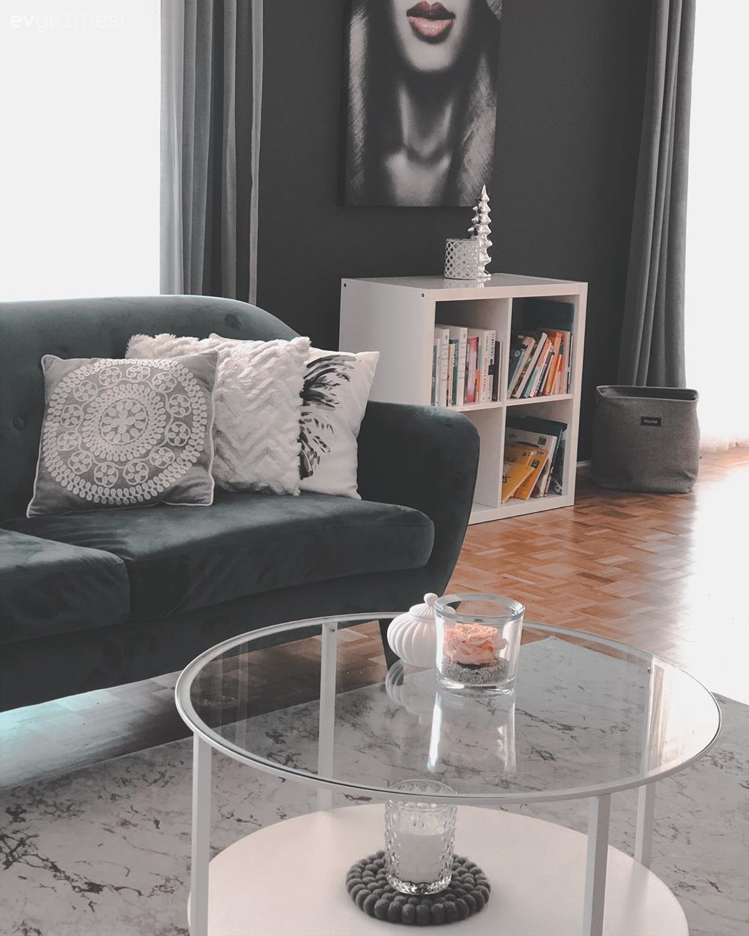 Beyaz, Yeşil, Antrasit  , Gri duvar, Koltuk takımı, Tablo, Duvar dekorasyonu, Kırlent, Ev tekstili, Yuvarlak sehpa, Sehpa, Halı, Salon halısı, Kitaplık, Fon perde, Perde