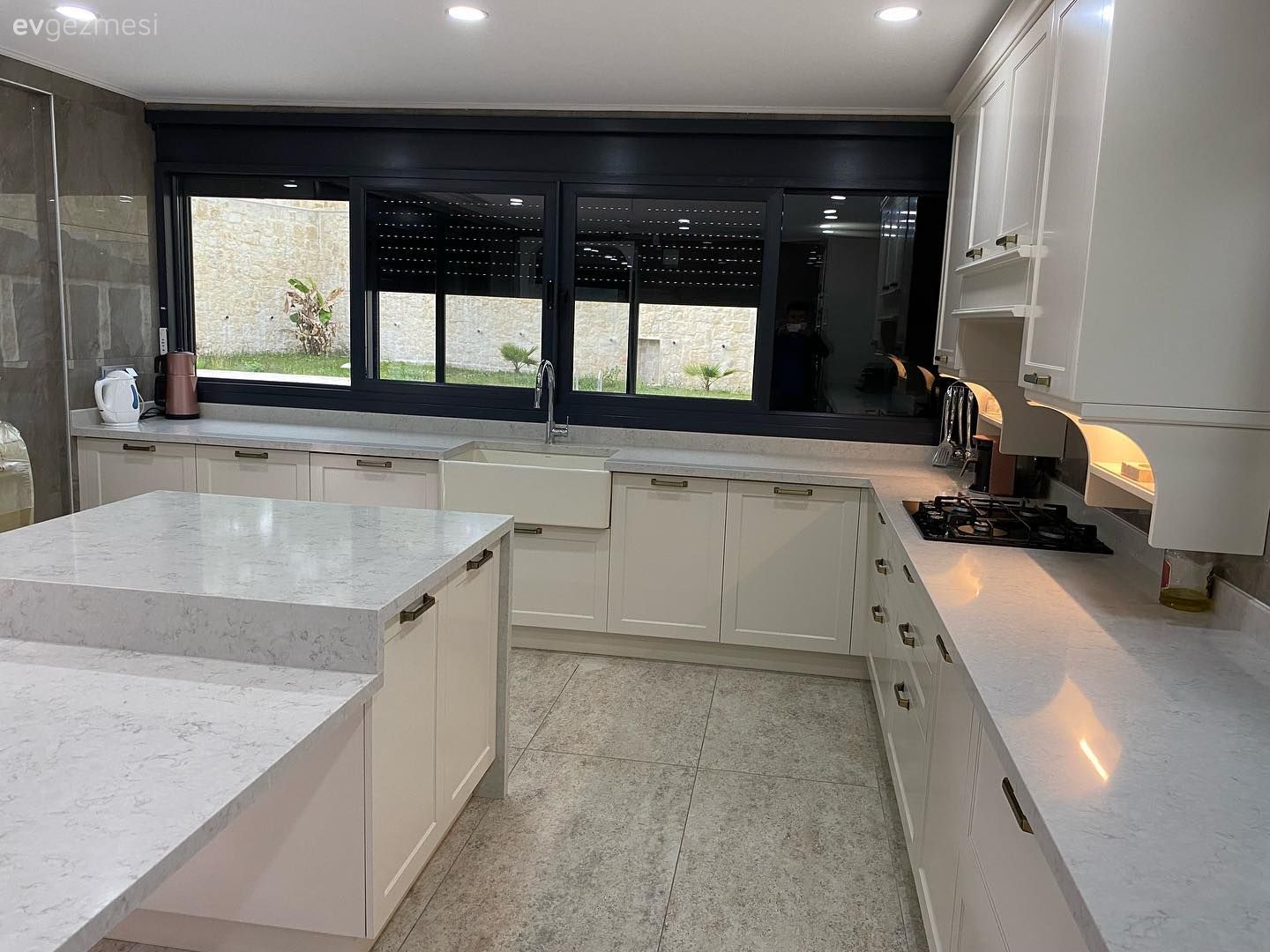 Bu Geniş Mutfakta Alanın Hakkını Verecek Tasarımlara Başvurulmuş!