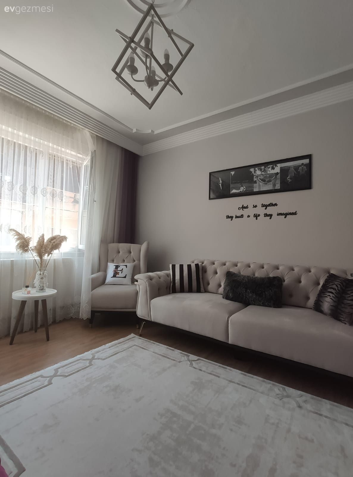 Salon, Beyaz, Bej, Koltuk takımı, Kırlent, Ev tekstili, Halı, Salon halısı, Yan sehpa, Sehpa, Vazo, Ev Aksesuar, Pampas otu, Berjer, Tablo, Duvar dekorasyonu, Tül perde, Perde