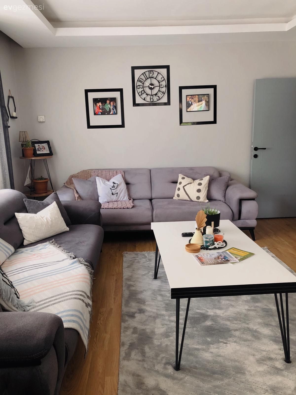 Salon, Gri, Modern, Siyah, Beyaz, Koltuk takımı, Orta sehpa, Sehpa, Çerçeve, Kırlent, Ev tekstili, Puf, Halı, Salon halısı, Tül perde, Perde