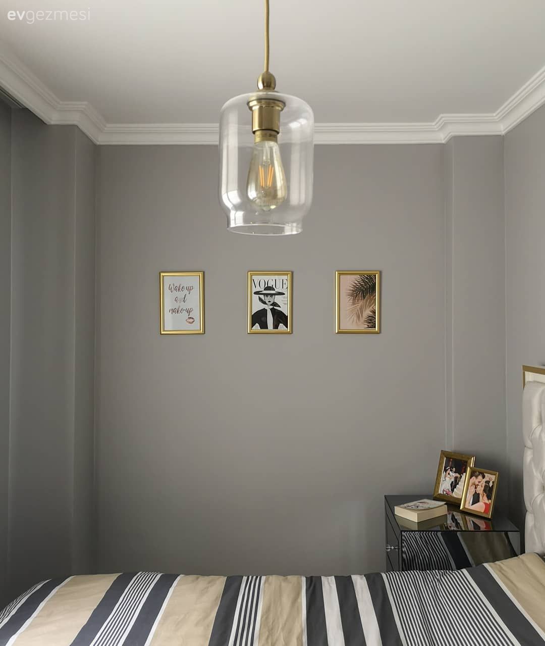 Yatak Odası, Gri duvar, Krem, Altın, Yatak örtüsü, Aynalı mobilya, Komodin, Abajur, Aydınlatma, Siyah, Çerçeve, Duvar dekorasyonu, Avize, Yatak odası avizesi