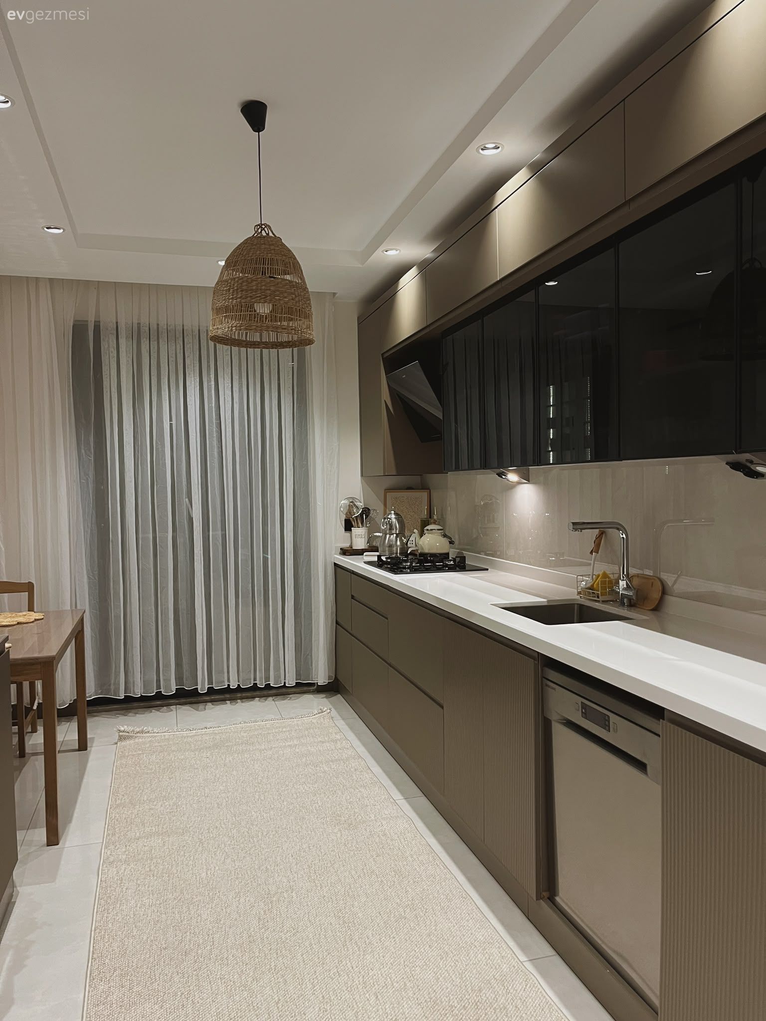 Mutfak, Modern, Modern mutfak, Siyah, Mutfak tezgahı, Mutfak tezgah arası, Mutfak halısı, Mutfak Avize Modelleri, Cam kapaklı dolap
