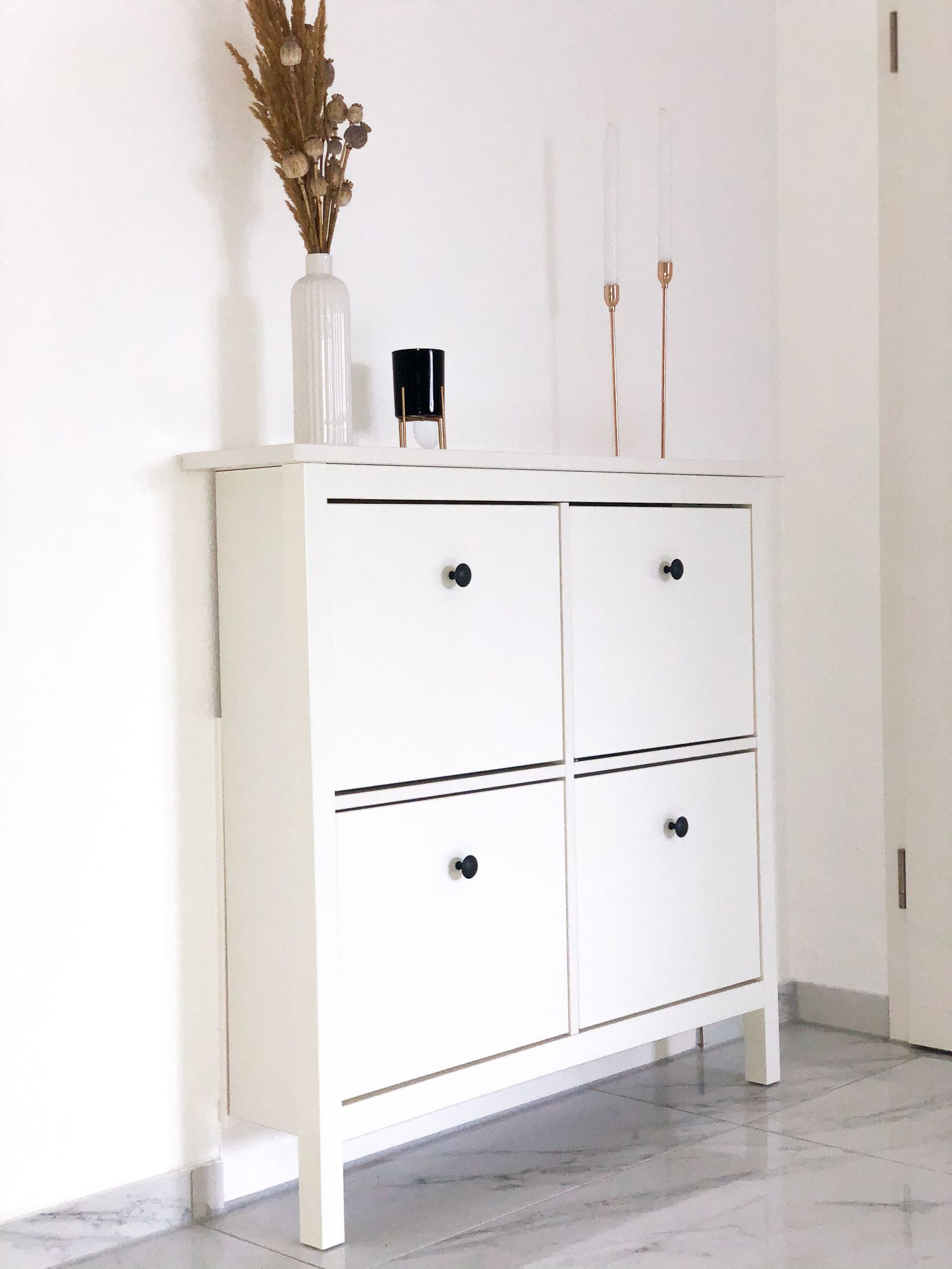 Beyaz, Dresuar, Dresuar dekorasyonu, Vazo, Ev Aksesuar, Dekoratif Objeler, Şamdan, Yapay çiçekler