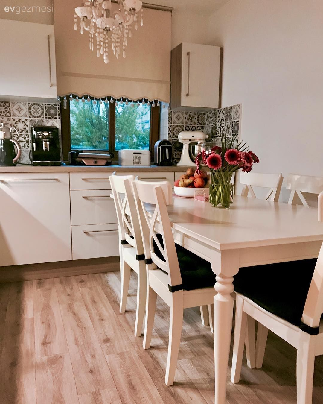 Mutfak, Modern rustik, Beyaz, Siyah, Kahverengi, Mutfak tezgahı, Mutfak tezgah arası, Tezgah arası seramik, Davlumbaz, Mutfak masası, Sandalye, Mutfak aksesuarları, Vazo, Ev Aksesuar, Çiçekler, Avize, Aydınlatma, Mutfak Avize Modelleri