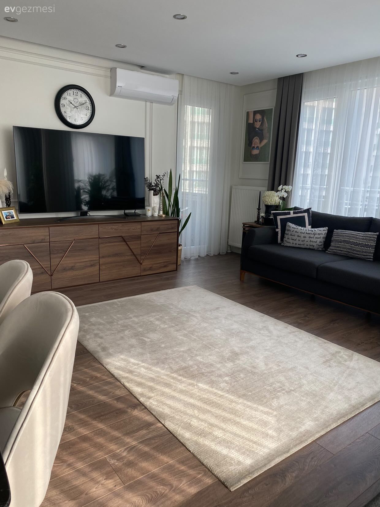 Salon, Modern, Koltuk takımı, Gri, Beyaz, Ev bitkisi, Halı, Salon halısı, Fon perde, Perde, Tül perde, Tv ünitesi, Tv ünitesi aksesuarları, Ev Aksesuar, Duvar saati, Duvar dekorasyonu, Sandalye