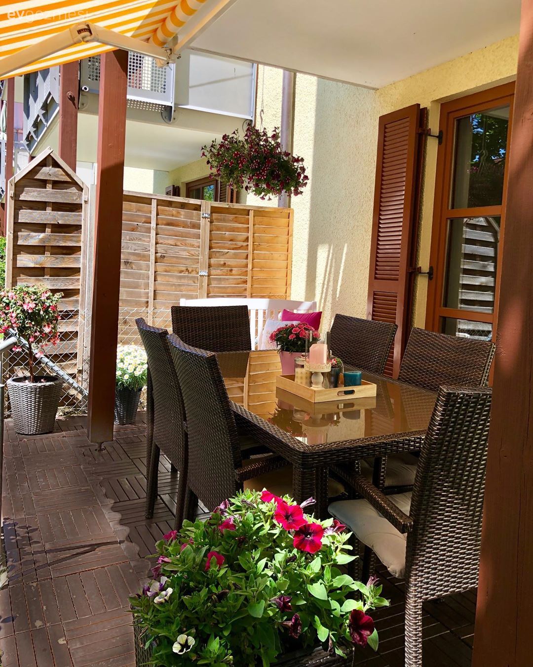 Bu Tatlı Evin Hem Bahçesinde Hem De İçinde Mevsim Hep Bahar